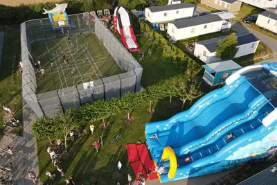 Siblu Camping in de Bongerd - Luftaufnahme des Freizeitbereiches mit Sportplatz und Hüpfburgen
