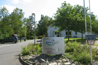 Camping in Naumburg  -  Einfahrt und Hauptgebäude vom Campingplatz