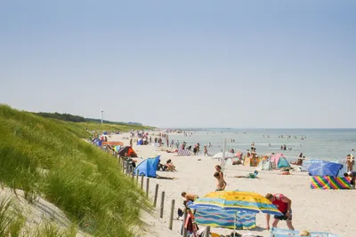 Camping in Neuhaus - der Ostseestrand mit Badegästen in der Nähe des Campingplatzes
