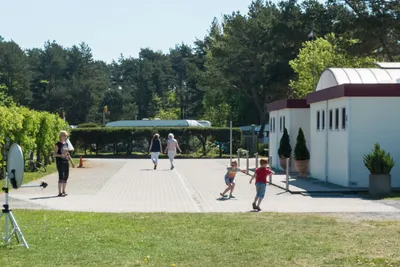 Camping in Neuhaus - Gebäude des Campingplatzes mit spielenden Kindern davor