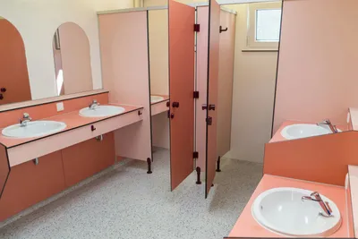 Camping in Neuhaus - Innenbereich des Sanitärgebäudes mit Waschbecken