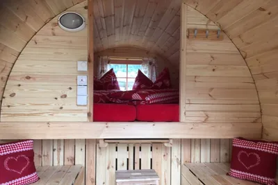 Camping Inntal - Innenansicht eines Schlaffasses