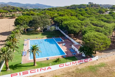 Camping Internacional Palamós  -  Luftaufnahme vom Pool auf dem Campingplatz