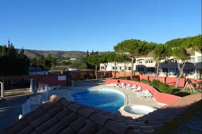 Camping International Du Roussillon - Pool mit Liegestühlen und Sonnenschirmen auf dem Campingplatz