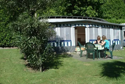 Camping Internazionale Paradis - Wohnwagen mit Vorzelt auf dem Stellplatz