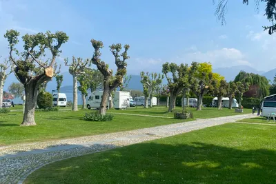 Camping Iseo - Stellplätze im Grünen