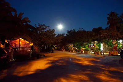 Camping Iria Beach - Wohnwagen- und Zeltstellplatz vom Campingplatz im Grünen am Abend