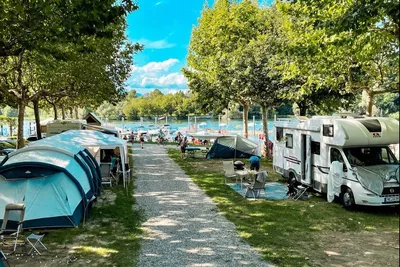 Camping Italia Lido - Stellplätze im Schatten der Bäume