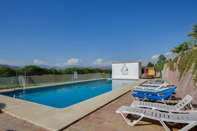 Camping Iznate - Swimmingpool mit Sonnenliegen auf dem Campingplatz