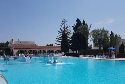 Camping Jávea  -  Poolbereich vom Campingplatz mit Liegestühlen in der Sonne