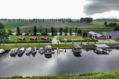 Camping en Jachthaven Aduarderzijl  - Campingplatz am Kanal aus der Vogelperspektive