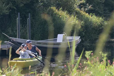 Camping Julianadorp Aan Zee - Kanufahren auf dem Kanal als Freizeitaktivität