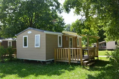 Camping Sous Doriat  -  Mobilheim vom Campingplatz im Grünen mit Veranda