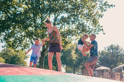 EuroParcs Kaatsheuvel  Oostappen Vakantiepark Droomgaard - Familie auf der Hüpfburg auf dem Kinderspielplatz