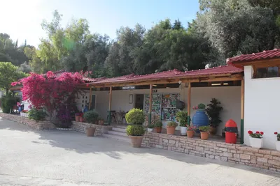 Camping Kalami Beach - Außenansicht der Rezeption auf dem Campingplatz-