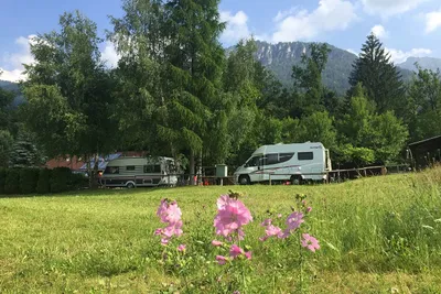 Camping Kamne - Wohnmobilstellplätze im Grünen auf dem campingplatz