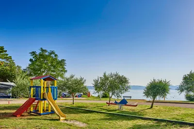 Camping Kanegra  -  Spielplatz mit Blick auf das Meer auf dem Campingplatz