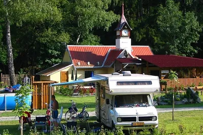 Camping Karolina - Wohnmobilstellplätze auf der Wiese auf dem Campingplatz