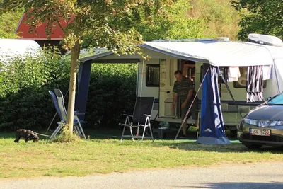 Camping Karolina - Gast vor dem Wohnmobil  auf dem Campingplatz