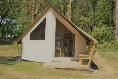 Camping de Kergo - Glamping Zelt auf dem Stellpaltz