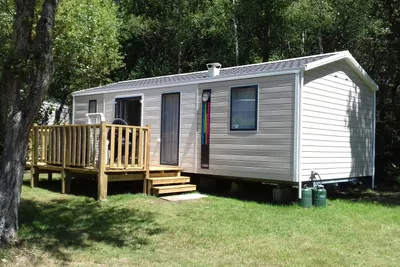Camping de Kergo - Mobilheim auf dem Campingplatz mit Veranada