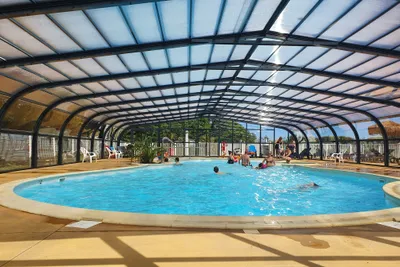 Camping de Kersentic - Pool mit Dach auf dem Campingplatz 