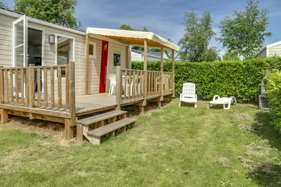 Camping Kervilor - Mobilheim mit Terrasse auf dem Campingplatz