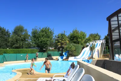 Camping Kervilor - Poolbereich  mit Wasserrutsche auf dem Campingplatz