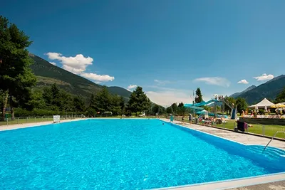 Camping Kiefernhain - Campingplatz mit Pool,Wasserrutsche, Liegestühlen und Sonnenschirmen