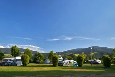 Camping Kirchzarten - Wohnmobil- und  Wohnwagenstellplätze auf der Wiese