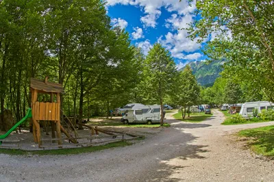 Camping Koren - Wohnmobil- und  Wohnwagenstellplätze auf der Wiese auf dem Campingplatz