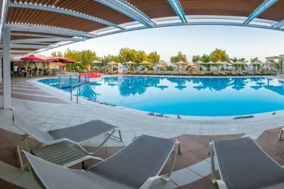 Camping Koutsounari -  Campingplatzanlage mit Pool und Liegestühlen in der Sonne