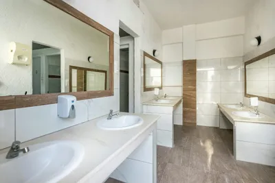 Camping Koutsounari - Sanitärgebäude mit Waschbecken, Spiegel, Toiletten