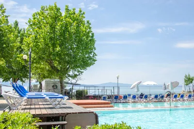 Camping Kursaal  -  Poolbereich  mit Blick auf den Trasimenischen See