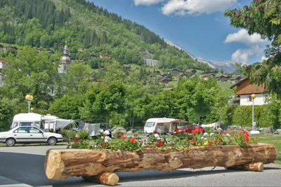 Camping L'Escale  -  Stellplatz vom Campingplatz auf grüner Wiese und mit Blick auf die Alpen
