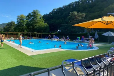 Flower Camping L'Echo du Malpas  Camping L' Écho du Malpas - Pool im Freien auf dem Campingplatz