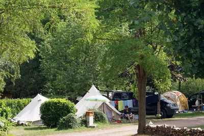 Camping L'Orée du Lac - Wohnmobil- und  Wohnwagenstellplätze im Grünen