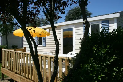 Camping La Baie  - Mobilheim mit Veranda auf dem Campingplatz