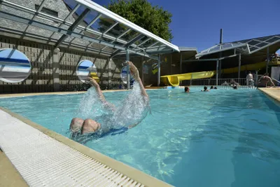 Camping La Baie  -  Camper am Pool vom Campingplatz mit Wasserrutsche