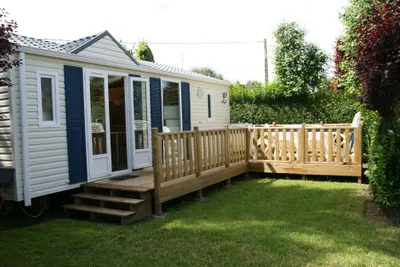 Camping La Baie  -  Mobilheim vom Campingplatz mit Terrasse im Grünen