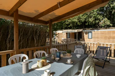 Camping Sandaya La Barque  Camping La Barqueprn:campsite:camping-la-barque - Terrasse mit Tisch des Mobilheims