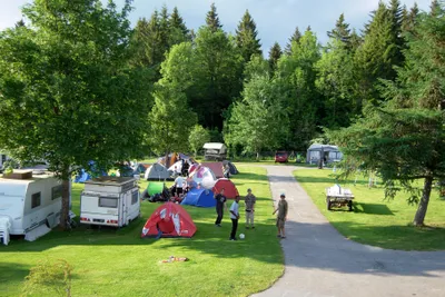 Camping La Belle Verte - Stellplätze  und Wohnmobilstellplätze im Schatten der Bäume 