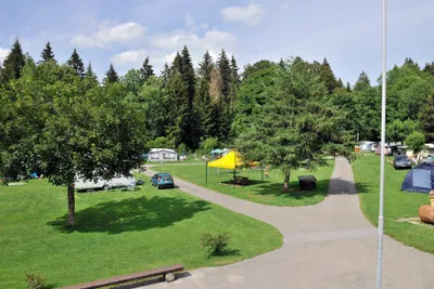 Camping La Belle Verte -Wohnwagen und Wohnmobilstellplätzen zwischen Bäumen