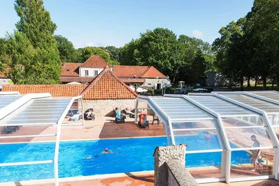 Camping La Bien Assise  - überdachter Pool auf dem Campingplatz
