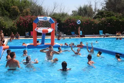 Camping La Brise  -  Camper im Pool vom Campingplatz