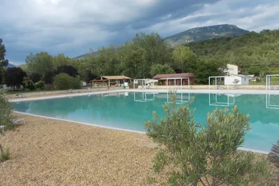 Camping La Célestine - Swimmingpool mit Sonnenliegen am Rand