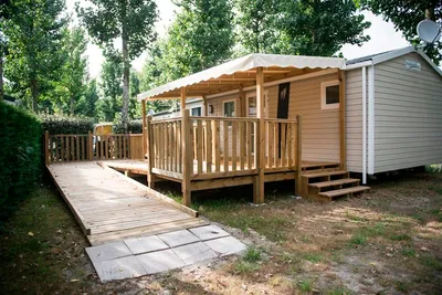 Camping La Côte  -  Mobilheim vom Campingplatz mit Veranda im Grünen