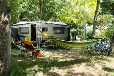 Camping La Côte  -  Wohnwagen auf dem Stellplatz vom Campingplatz im Grünen