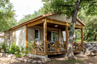Camping La Camassade  - Mobilheim mit Veranda auf dem Campingplatz