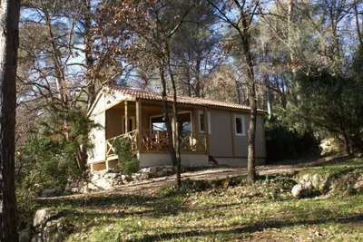 Camping La Camassade  - Mobilheim mit Veranda im Schatten der Bäume